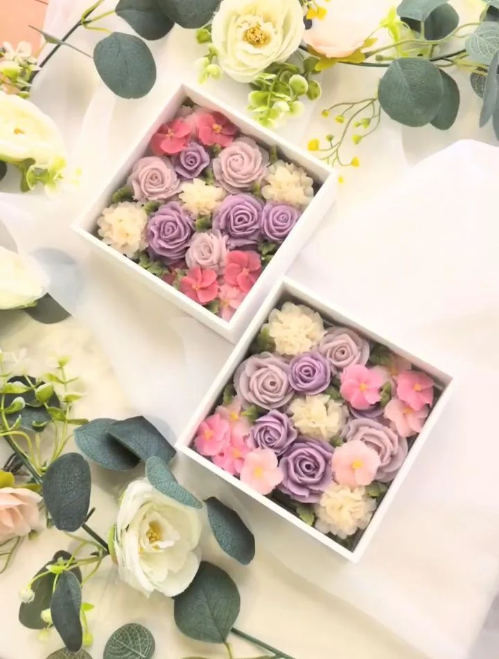 生徒さま作品。紫や桃色の花をあんこで絞った抹茶ケーキのボックス