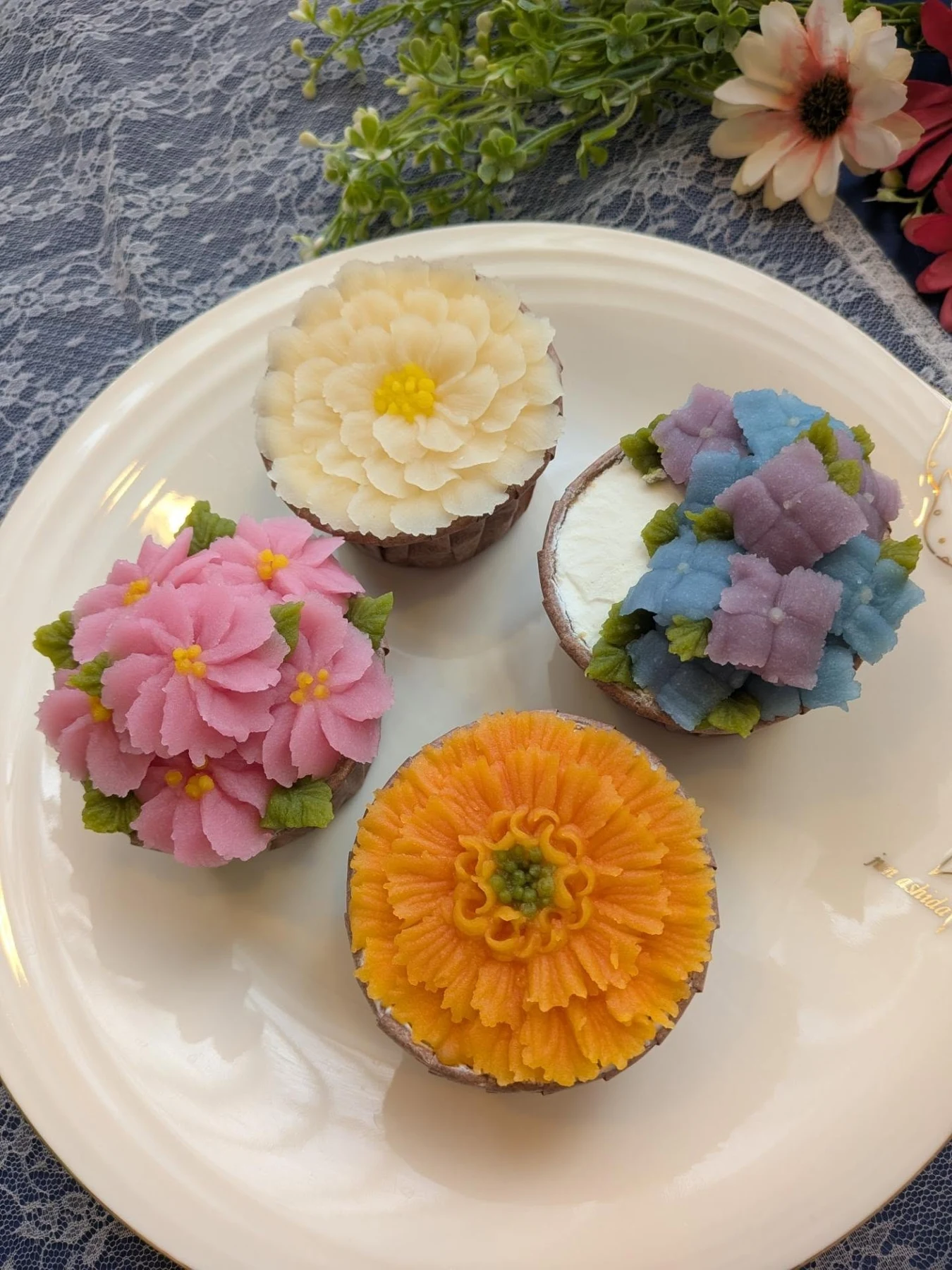 生徒さま作品。皿に並べた花のカップケーキ、花びらの細部